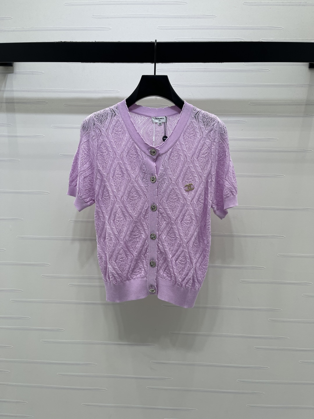 NO:855708,New original high-quality CHANE* 2026 spring and summer latest series!  Argyle knitted short-sleeved cardigan!  Weaved with custom imported yarn material, the texture is high-end, comfortable and soft, the round neck knitted short-sleeved cardigan is cut, the large body is hollowed out with rhombus texture, which easily highlights the perfect texture of details, and the letter hardware logo is embellished on the chest. It is exquisite and stylish, and the outfit is refreshing and reduces your age!  2 colors!  S-M-L3 code!  High-quality goods A, Chanel-clothing, chanel, chanel, T-shirt,19860909上新原单高端品质 CHANE* 2026春夏最新系列！菱格针织短袖开衫！定制进口纱线材质织造,质感高级,舒适柔软,圆领针织短袖开衫剪裁,大身镂空菱格肌理,轻松突出满分细节质感,以字母五金徽标点缀胸前,精致有格调,穿搭清爽减龄！2个色！S-M-L3码！高品质大货A,香奈儿-服装,chanel,chanel,T-shirt,,Women's clothing