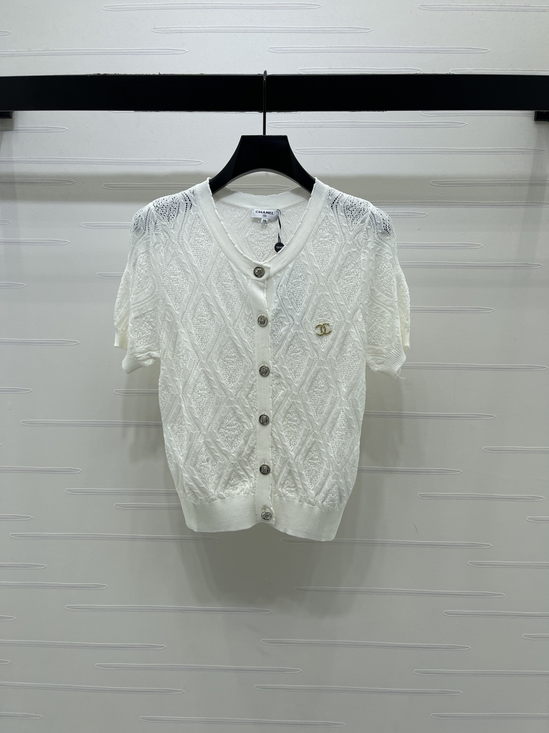 NO:855701,New original high-quality CHANE* 2026 spring and summer latest series!  Argyle knitted short-sleeved cardigan!  Weaved with custom imported yarn material, the texture is high-end, comfortable and soft, the round neck knitted short-sleeved cardigan is cut, the large body is hollowed out with rhombus texture, which easily highlights the perfect texture of details, and the letter hardware logo is embellished on the chest. It is exquisite and stylish, and the outfit is refreshing and reduces your age!  2 colors!  S-M-L3 code!  High-quality goods, Chanel-clothing, chanel, chanel, T-shirt,19860909上新原单高端品质 CHANE* 2026春夏最新系列！菱格针织短袖开衫！定制进口纱线材质织造,质感高级,舒适柔软,圆领针织短袖开衫剪裁,大身镂空菱格肌理,轻松突出满分细节质感,以字母五金徽标点缀胸前,精致有格调,穿搭清爽减龄！2个色！S-M-L3码！高品质大货,香奈儿-服装,chanel,chanel,T-shirt,,Women's clothing