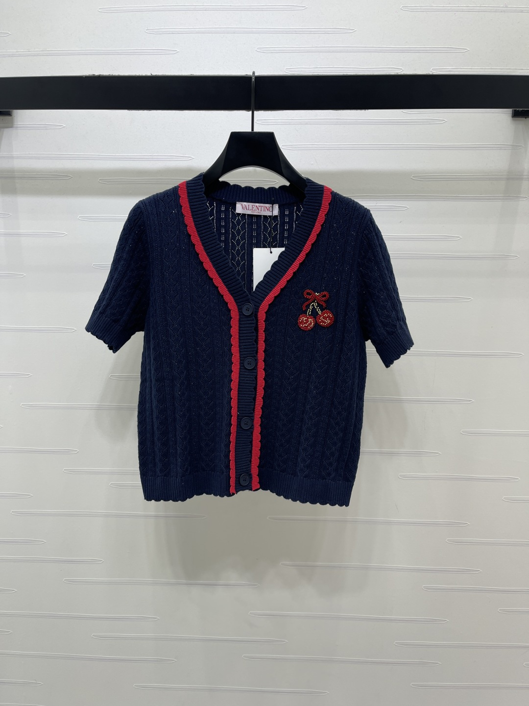NO:855736,New original high-end quality VALENTIN* 2026 spring and summer latest series!  V-neck cherry short-sleeved cardigan!  Weaved with custom-made cotton wool yarn, it is comfortable and waxy. It can be worn with a stylish V-neck short-sleeved cardigan cut. The whole body is contrasting with the edging. It echoes the heavy embroidered cherry pattern. It is full of sweetness and cuteness. The vertical pit strips are hollowed out throughout the body to enrich the design layers. It is comfortable and fashionable to wear. It can be easily controlled whether it is daily travel or leisure and entertainment. It is a must-have for age reduction!  3 colors!  S-M-L3 code!  High-quality goods A, Valentino-clothing, valentino, valentino, T-shirt,19860909上新原单高端品质 VALENTIN*2026春夏最新系列！V领樱桃短袖开衫！定制棉毛纱线织造 舒适软糯 穿搭洋气 V领短袖开衫剪裁 通体撞色包边 配合重工刺绣樱桃图案呼应 甜美可爱感十足 通体竖坑条镂空丰富设计层次 穿搭舒适时尚 无论日常出行还是休闲娱乐 都能轻松驾驭 减龄必备！3色！S-M-L3码！高品质大货A,华伦天奴-服装,valentino,valentino,T-shirt,,Women's clothing