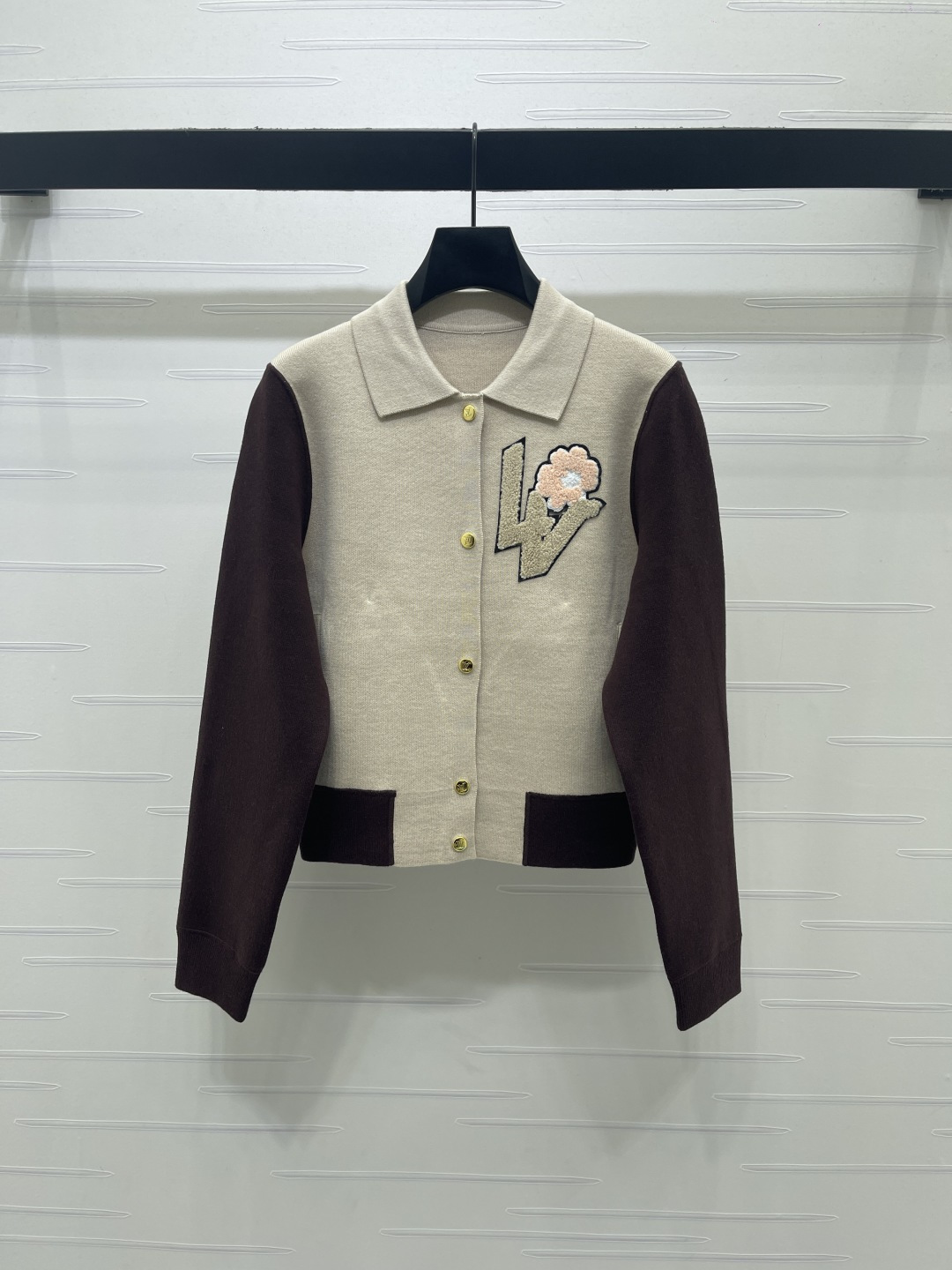 LV Contrast Sleeve Polo Neck Knit Cardigan
核心关键词
