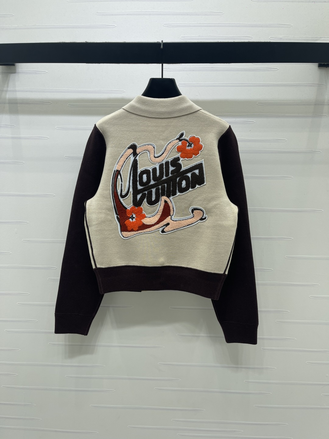 LV Contrast Sleeve Polo Neck Knit Cardigan
核心关键词