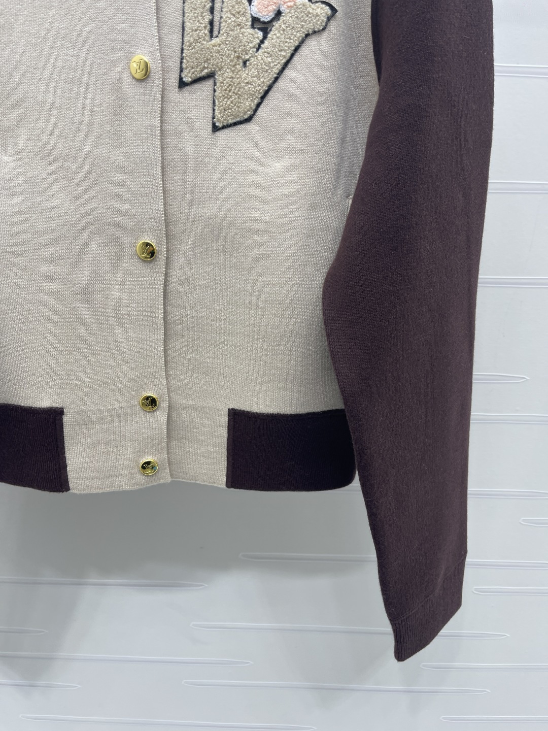 LV Contrast Sleeve Polo Neck Knit Cardigan
核心关键词