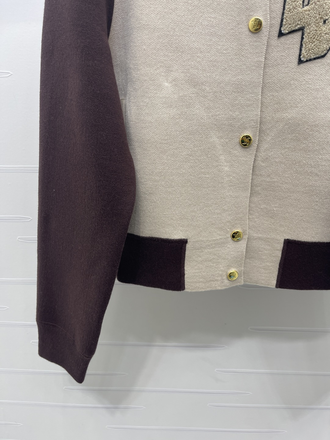 LV Contrast Sleeve Polo Neck Knit Cardigan
核心关键词