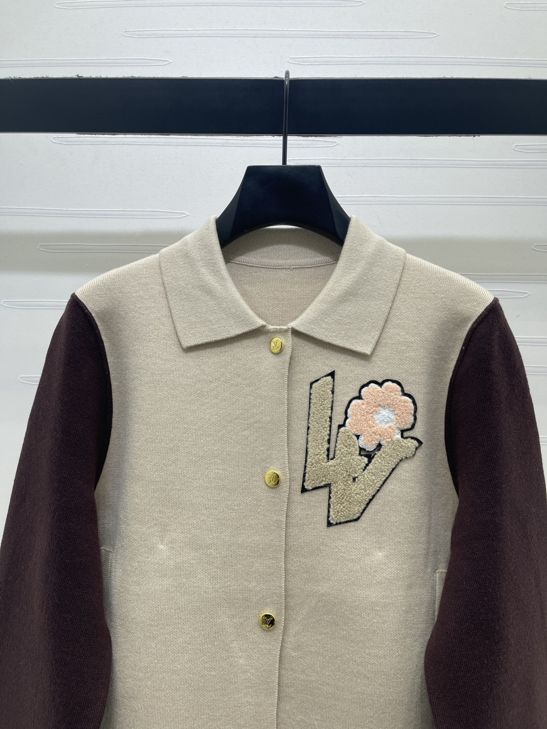 LV Contrast Sleeve Polo Neck Knit Cardigan
核心关键词