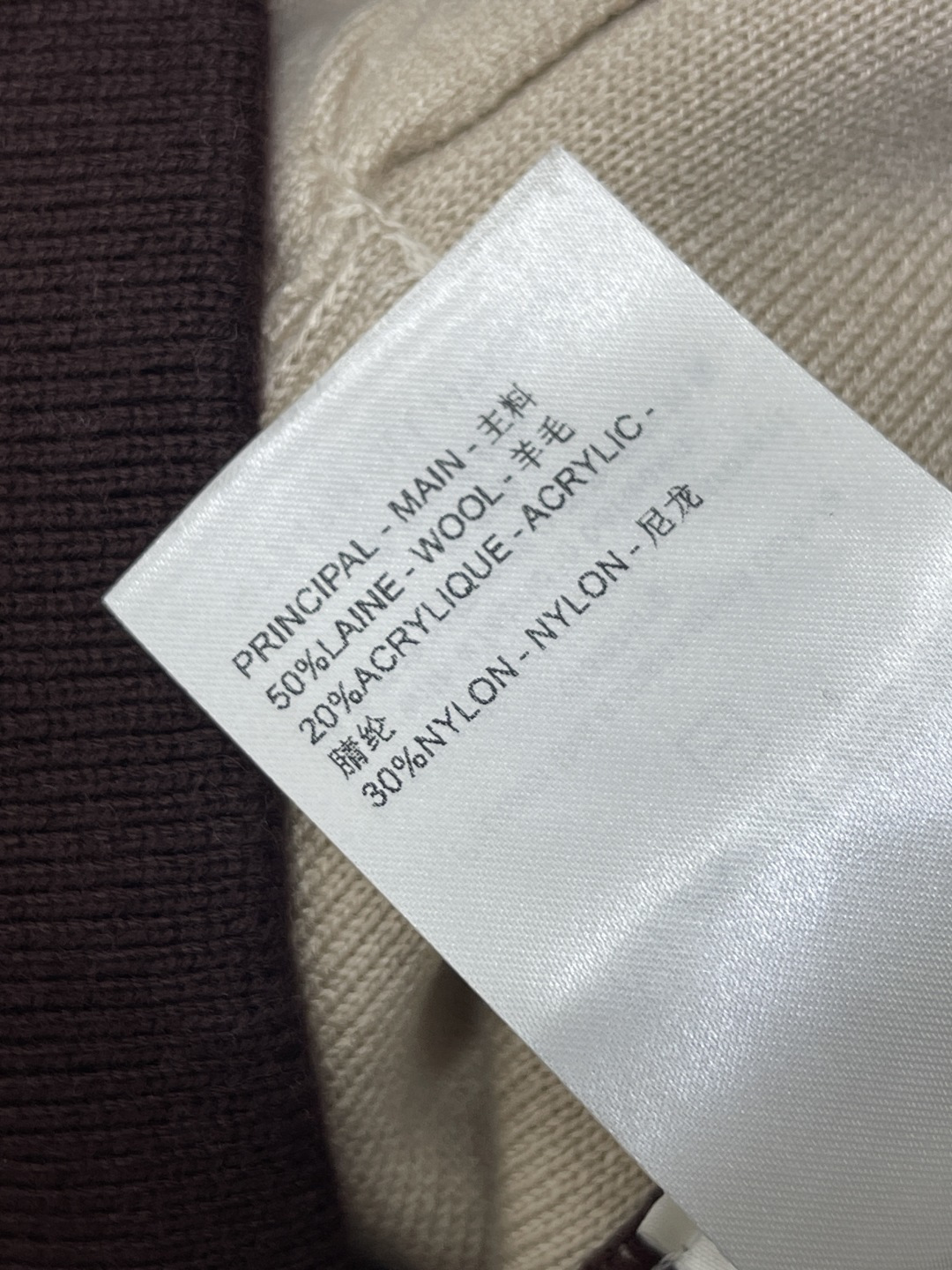 LV Contrast Sleeve Polo Neck Knit Cardigan
核心关键词