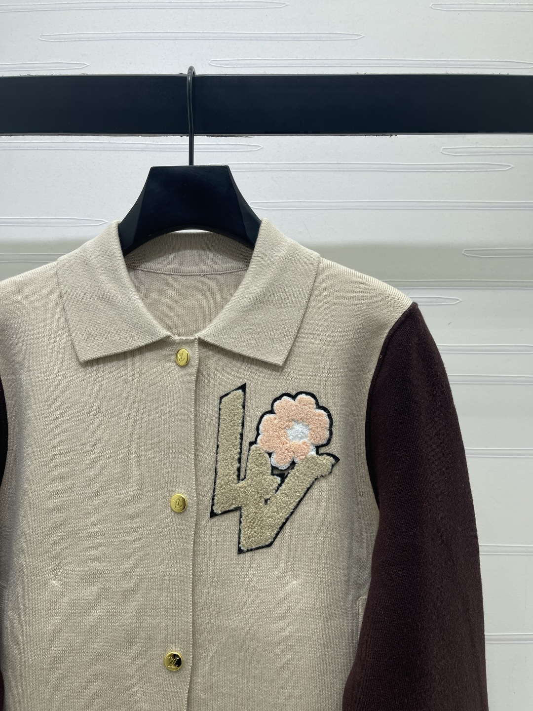 LV Contrast Sleeve Polo Neck Knit Cardigan
核心关键词
