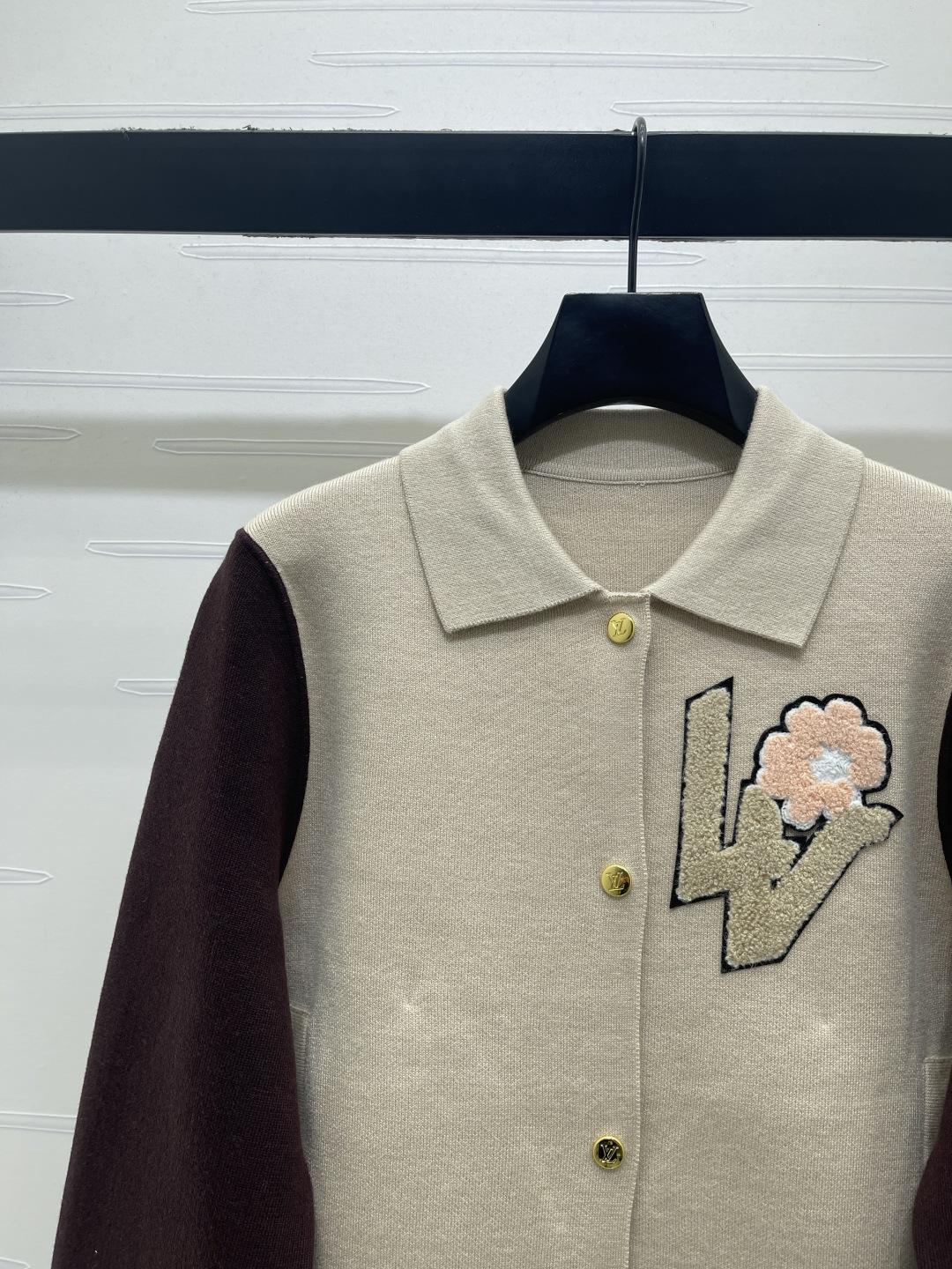 LV Contrast Sleeve Polo Neck Knit Cardigan
核心关键词