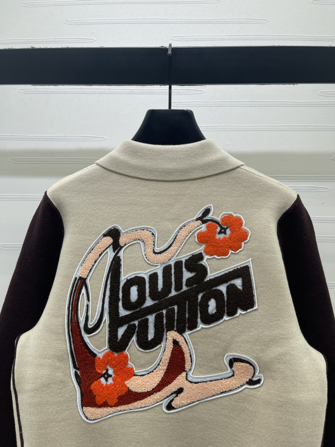 LV Contrast Sleeve Polo Neck Knit Cardigan
核心关键词