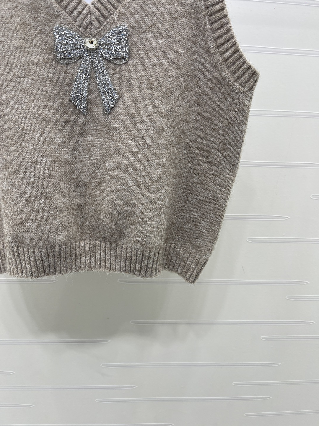 Bow Applique V-Neck Knit Vest