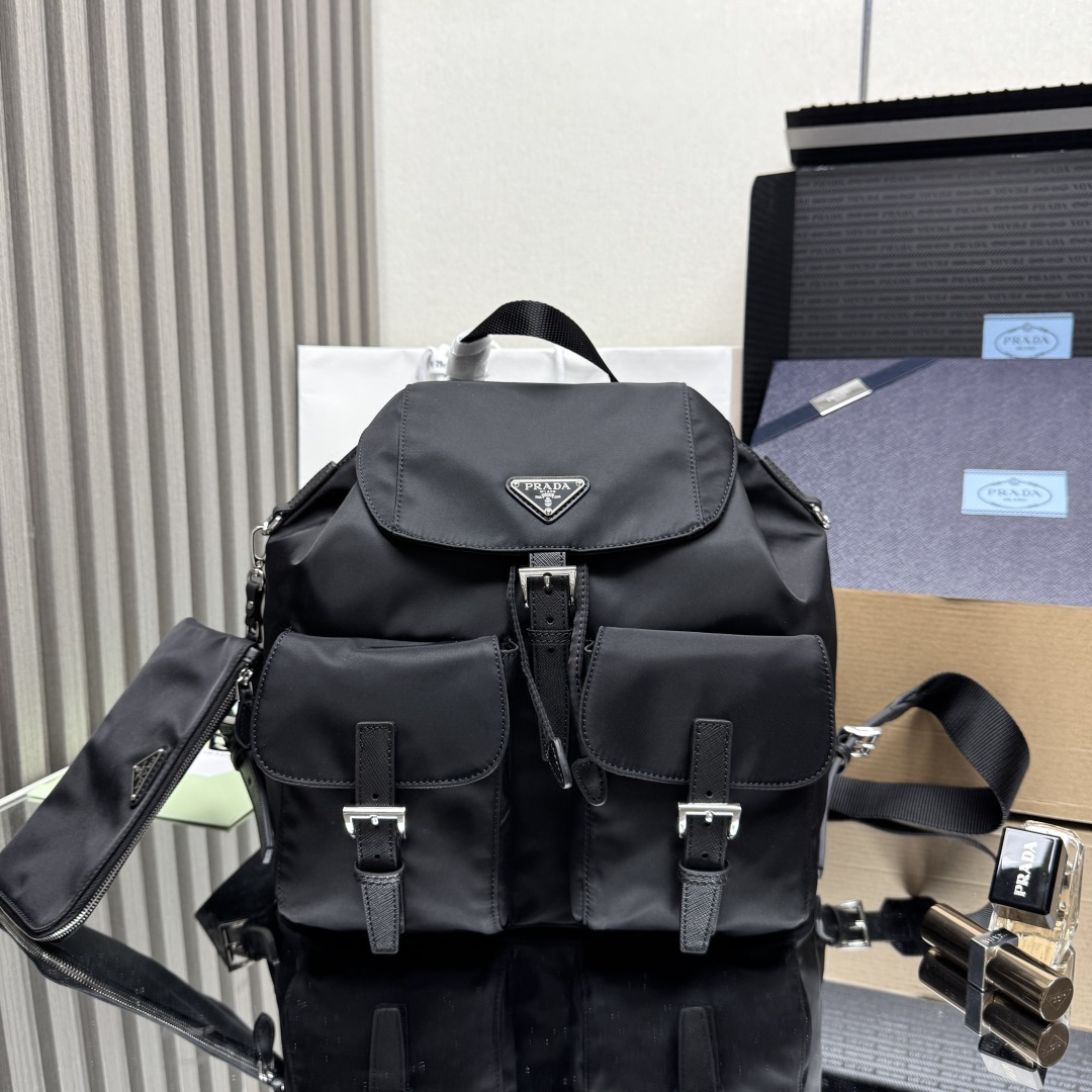 NO:920144,[Top original order] New backpack 1BZ811 Double D new color. This nylon backpack is trimmed with exquisite Saffiano leather, blends a variety of materials, and is decorated with a triangular logo, showing fashionable and elegant charm. It also comes with a detachable small clutch that is light and practical, with a super stylish upper body effect, and can be matched with anything. Fully upgraded nylon fabric size length 30x height 32x bottom 15cm, Prada [price], prada, backpacks19860909【顶级原单】新款背包1BZ811 双D新色这款尼龙双肩包采用精致Saffiano皮革饰边,融合多种材质,并饰有三角形徽标,彰显时尚优雅魅力.另配有可拆卸的小手包轻便又实用,上身效果超有范,又随意搭配全面升级尼龙面料尺寸长30x高32x底15cm,普拉达【跑量价】,prada,backpacks,Bag