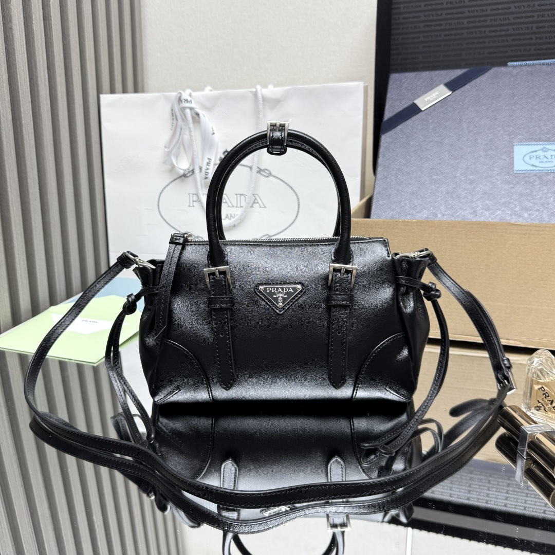 NO:894707,[Top original order] New product 1BA499 Mini This mini Bonnie presents a neat and casual metropolitan style. The soft silhouette is integrated with iconic details such as side straps and metal buckles. The bag body is compact and equipped with a detachable long shoulder strap, which can be carried by hand or with the shoulder strap. It has large capacity and is a timeless popular style. Dimensions: length 24x height 14x base 9cm, special grade PRADA, prada19860909【顶级原单】新品1BA499迷你这款迷你Bonnie呈现利落而随性的大都会风格.柔和廓形融入侧面系带与金属搭扣等标志性细节,包身结构紧凑,配有一条可拆卸长肩带,可手提亦可配合肩带背携.容量空间大,又是一款永久不过时爆款尺寸长24x高14x底9cm,特级 PRADA,prada,Bag