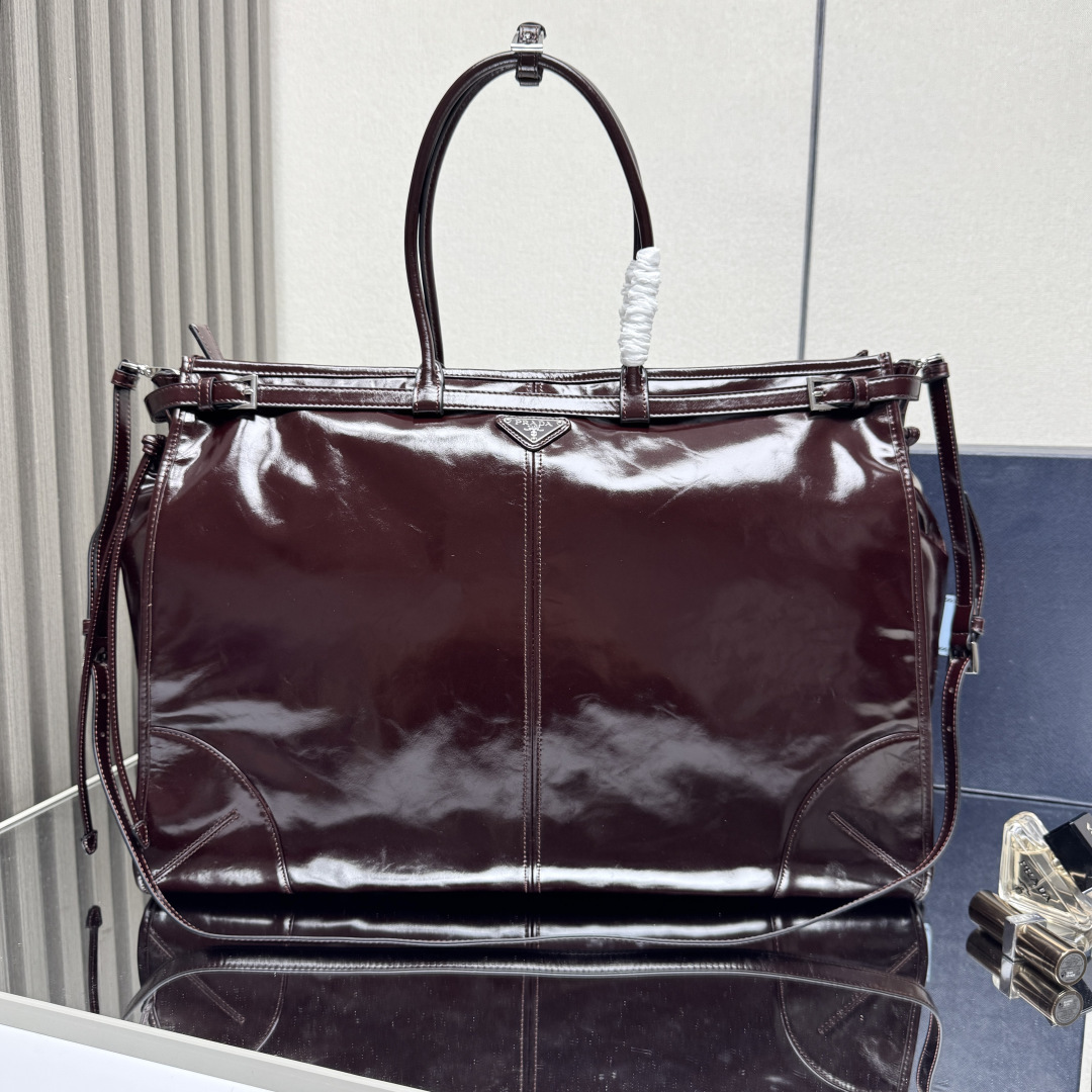 NO:894694,[Top Original Order] LusSolf Oil Waxed Leather 2VG Extra Large This practical and exquisite tote bag is made of glossy soft leather material and exquisite strap design, presenting a fashionable and versatile silhouette. The large-capacity bag incorporates a variety of design elements and is decorated with the iconic enameled triangle metal logo, highlighting the unique fashion aesthetics. It is definitely a must-have for fashionistas. Hurry and take this retro-style handbag home!  Dimensions: length 50x height 36x bottom 17cm, special grade PRADA, prada, totes19860909【顶级原单】LusSolf油腊皮2VG超特大号这款实用而精致的托特包采用富有光泽的柔软皮革材质和精致盘带设计,呈现时髦百搭廓形.大容量包型融合多种设计元素,且饰有标志性涂珐琅三角形金属徽标,彰显别具一格的时尚美学绝对是时商达人们的必备款,赶紧把这款复古格调手拎包带回家吧！尺寸长50x高36x底17cm,特级 PRADA,prada,totes,Bag