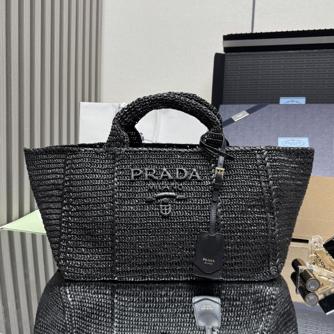 NO:894688,[Top Original] New Arrival New Straw Tote Bag 1BG This tote bag features a soft deconstructed design, raffia yarn handles, detachable leather key ring, metal hardware, embroidered logo on the front, enamel metal logo on the side, unlined interior, with removable leather zipper bag. This lightweight material evokes a summer atmosphere, and the iconic macro font logo enriches the silhouette. Dimensions are 23.5 x width 35 x 22cm!  ,Special PRADA,prada,espadrilles,totes19860909【顶级原单】新品新款草编托特包1BG这款手提包采用柔软的解构设计,拉菲亚纱线手柄可拆卸皮革钥匙圈金属五金件正面刺绣标志侧面珐琅金属标志无衬里内饰,带可拆卸皮革拉链袋.这种轻盈的材料让人想起夏天的氛围,标志性的宏字体标志丰富了轮廓.尺寸高23.5×宽35×22cm！,特级 PRADA,prada,espadrilles,totes,Bag