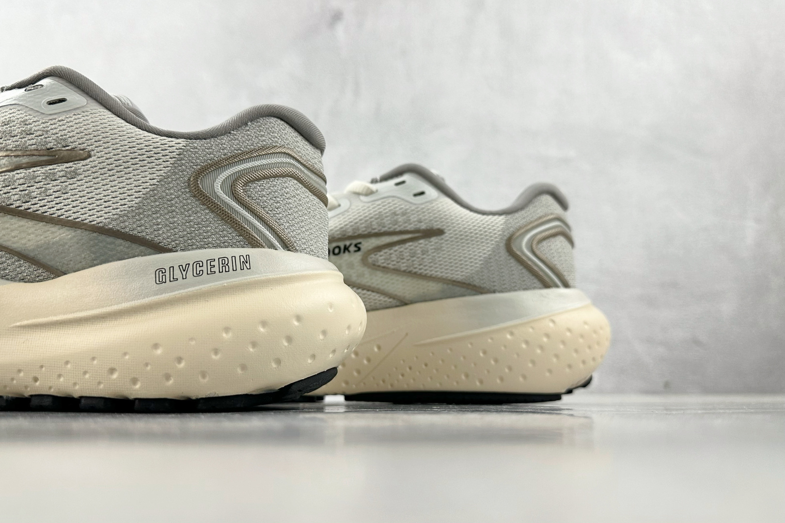 外贸 
Brooks布鲁克斯 Glycerin甘油21 灰色

货号：D-085
尺码：36 36.5 