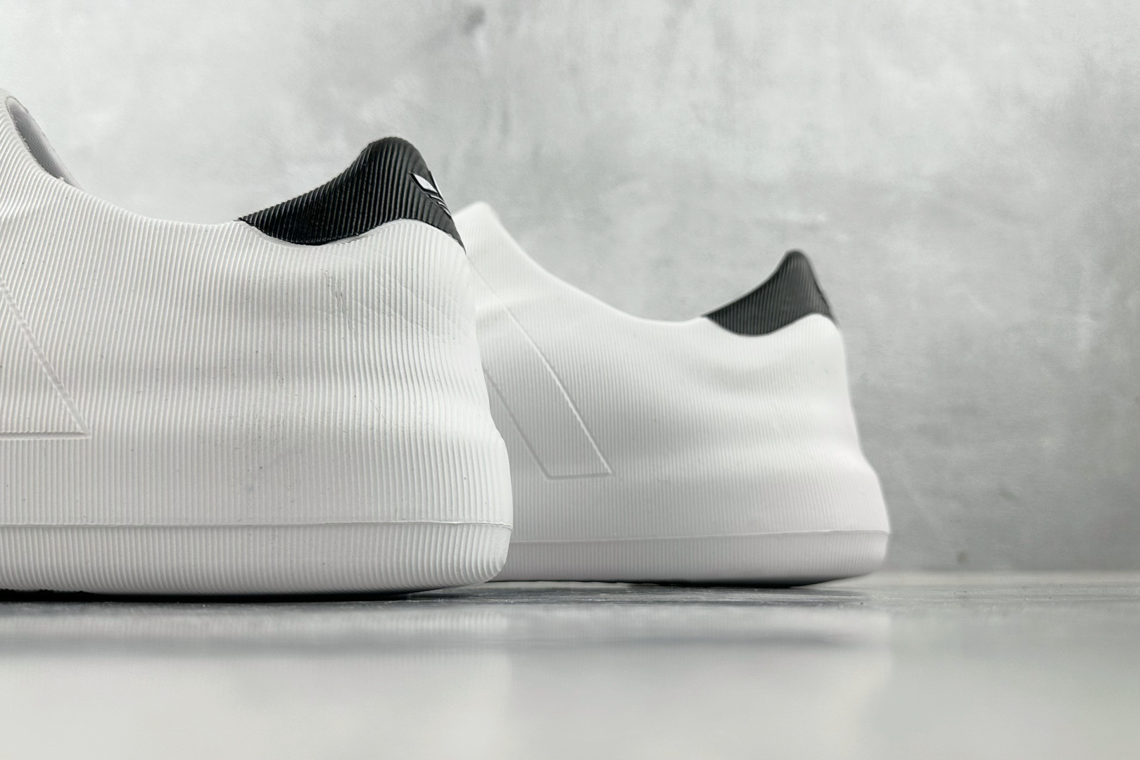 LW 
外贸专供adidas originals AdiFOM Superstar 灰白

货号：IF6