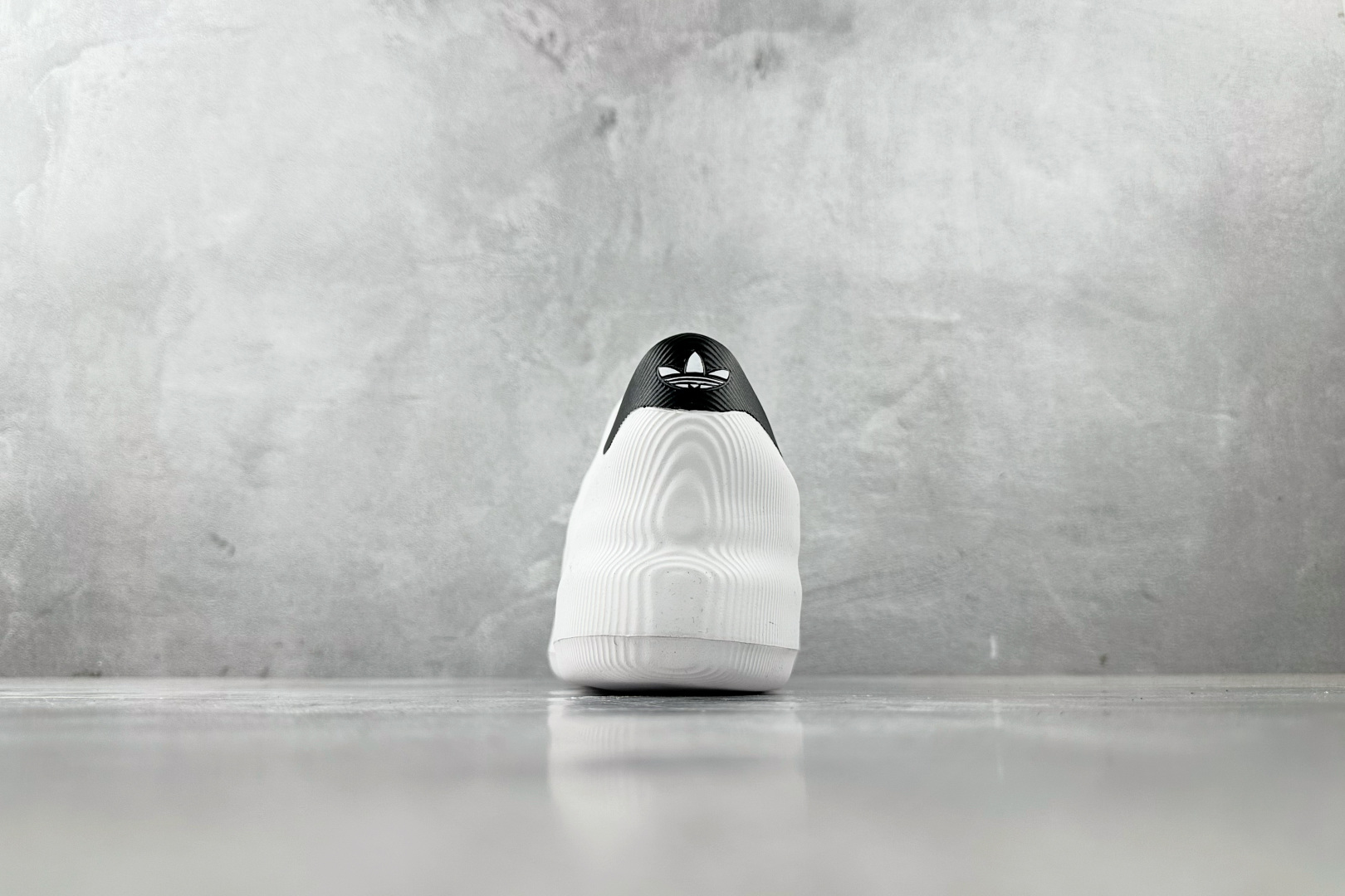 LW 
外贸专供adidas originals AdiFOM Superstar 灰白

货号：IF6