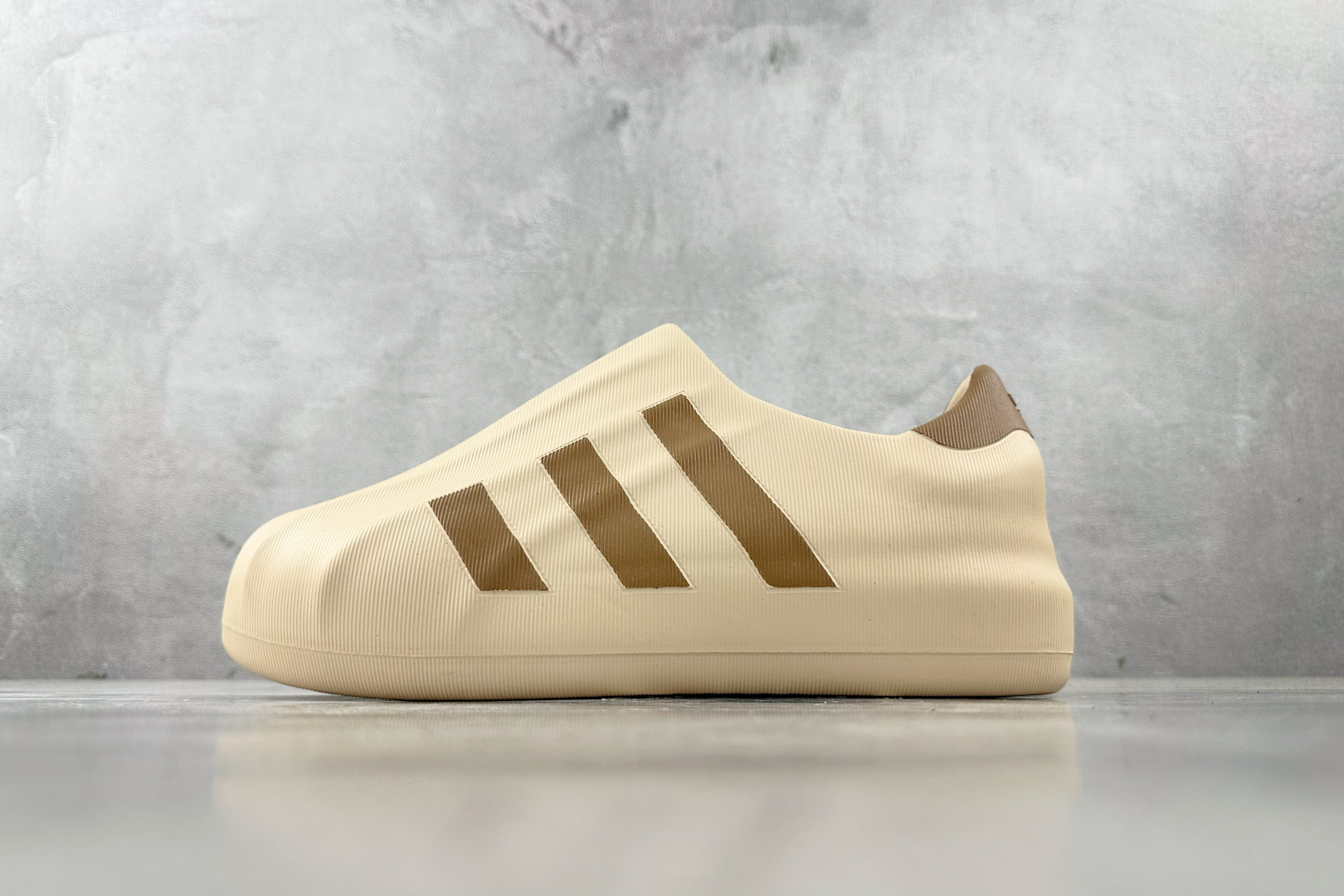 LW 
外贸专供adidas originals AdiFOM Superstar 棕褐色

货号：HQ