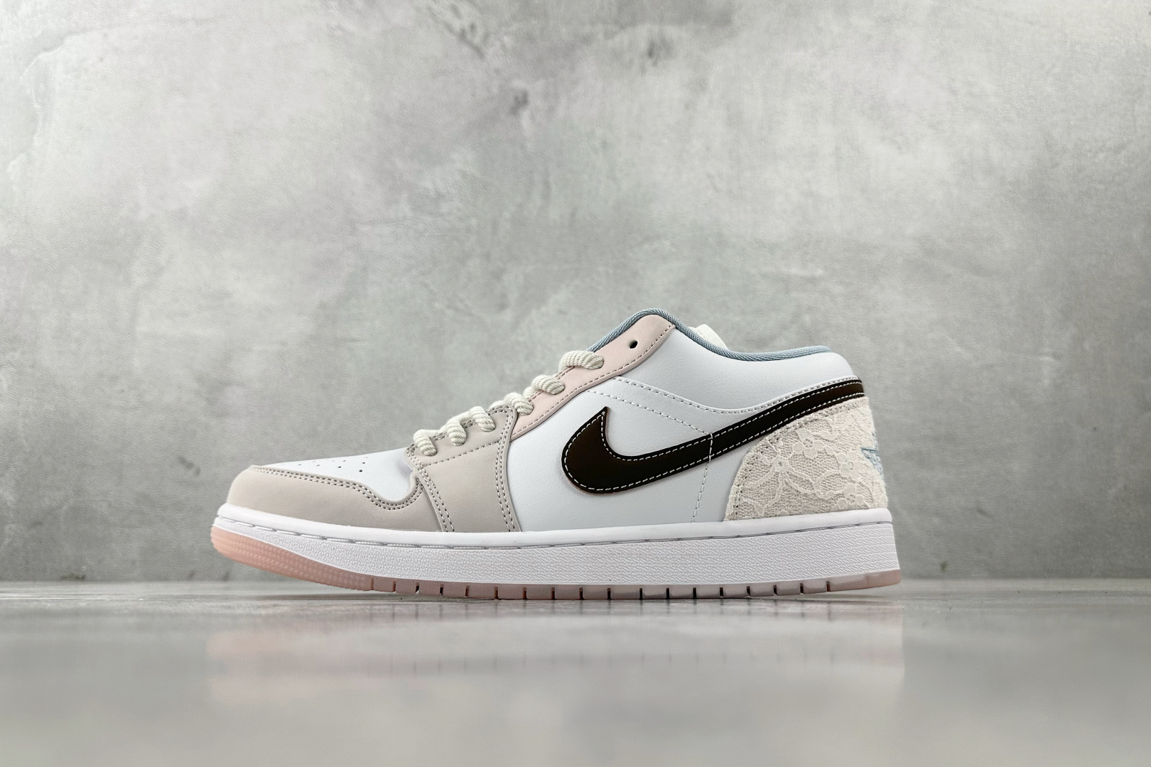 K版 
综合版 Jordan Air Jordan 1 白粉色

货号：IB8859-101
尺码：36