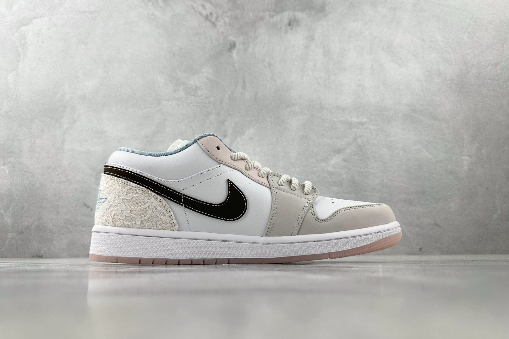 K版 
综合版 Jordan Air Jordan 1 白粉色

货号：IB8859-101
尺码：36