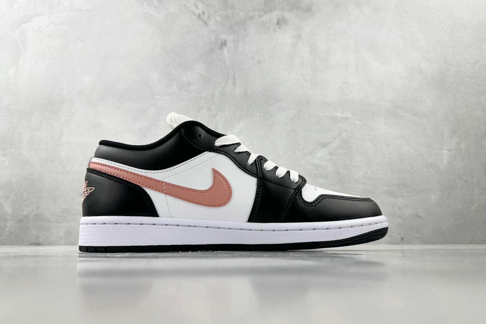 VT 
外贸批次  Jordan Air Jordan 1 Low 黑粉

货号：-165
尺码：36 