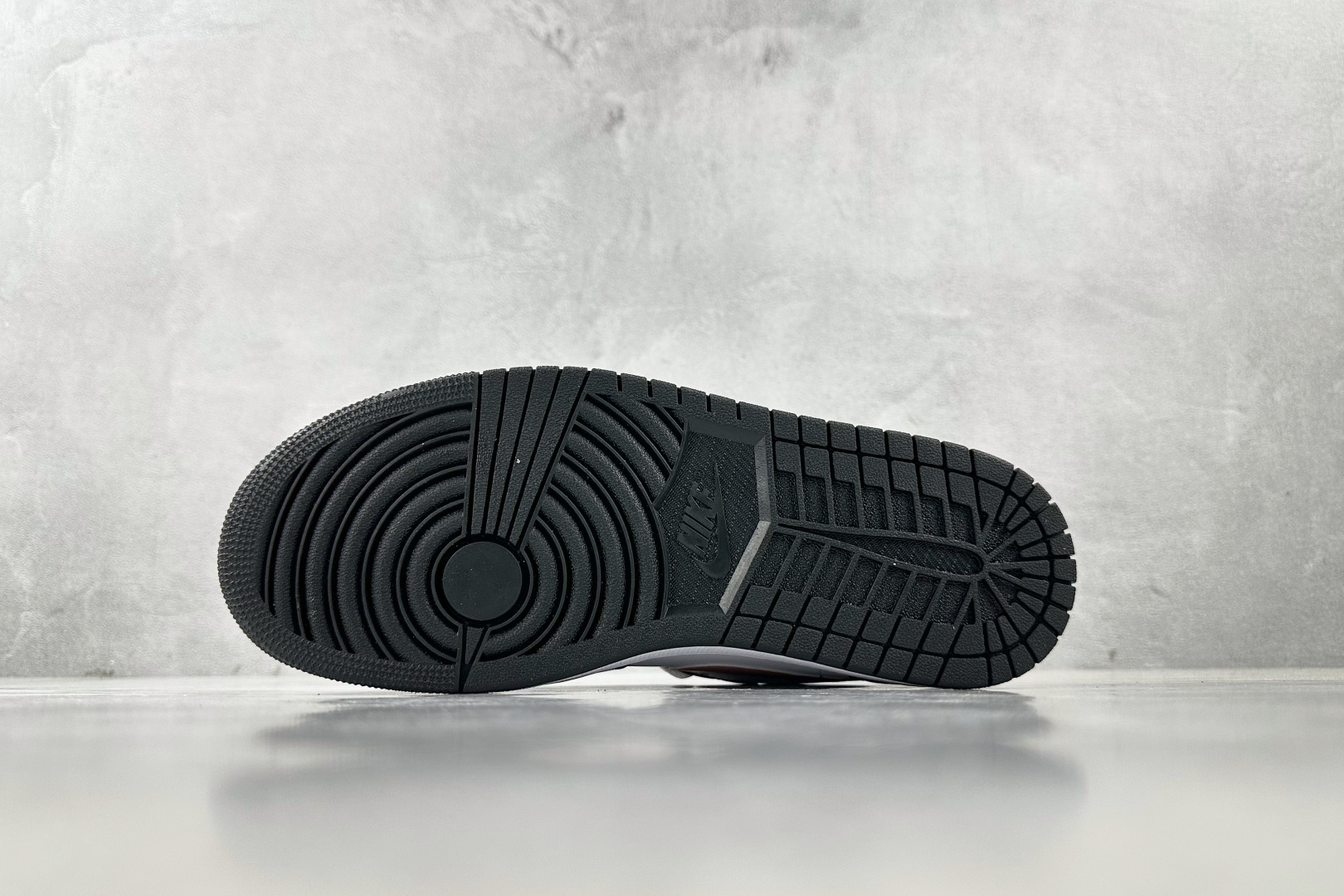VT 
外贸批次  Jordan Air Jordan 1 Low 黑粉

货号：-165
尺码：36 