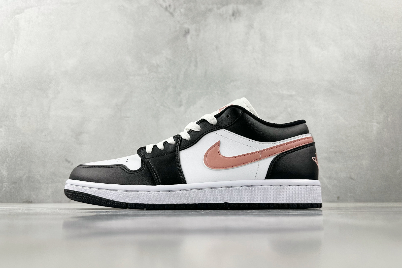 VT 
外贸批次  Jordan Air Jordan 1 Low 黑粉

货号：-165
尺码：36 
