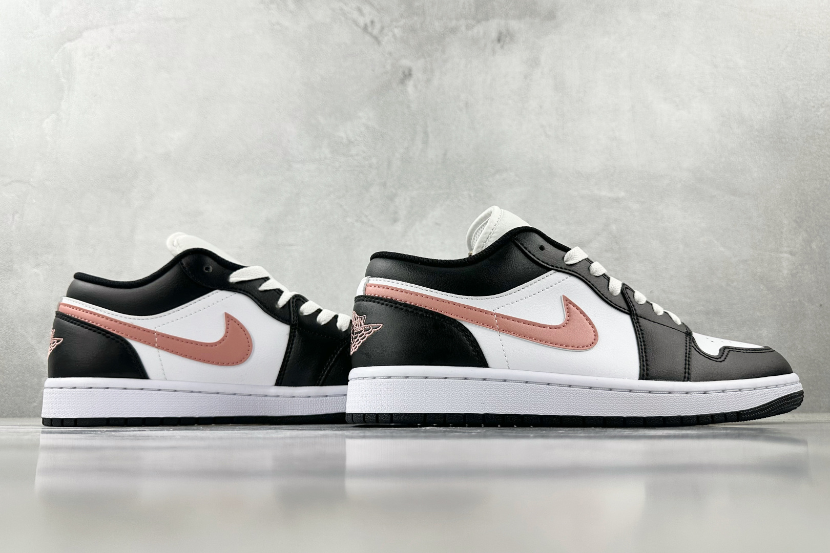 VT 
外贸批次  Jordan Air Jordan 1 Low 黑粉

货号：-165
尺码：36 
