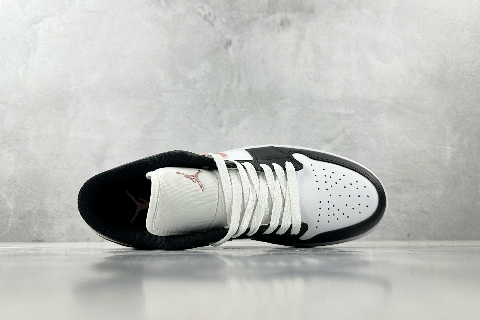 VT 
外贸批次  Jordan Air Jordan 1 Low 黑粉

货号：-165
尺码：36 