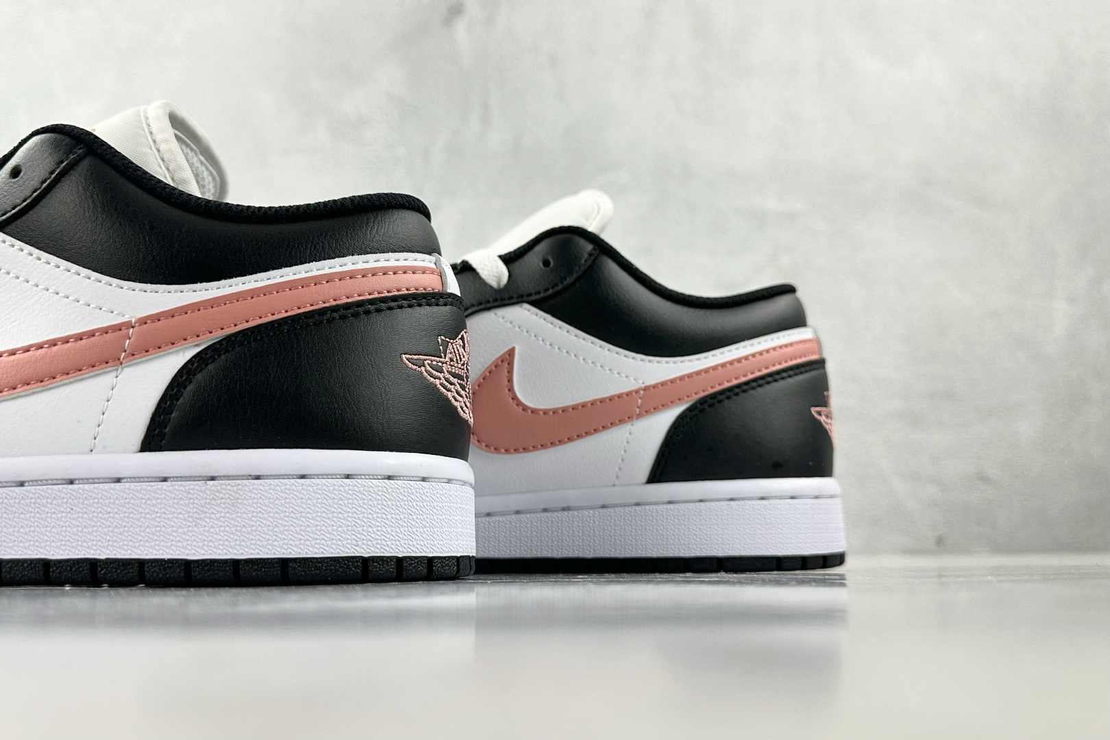VT 
外贸批次  Jordan Air Jordan 1 Low 黑粉

货号：-165
尺码：36 