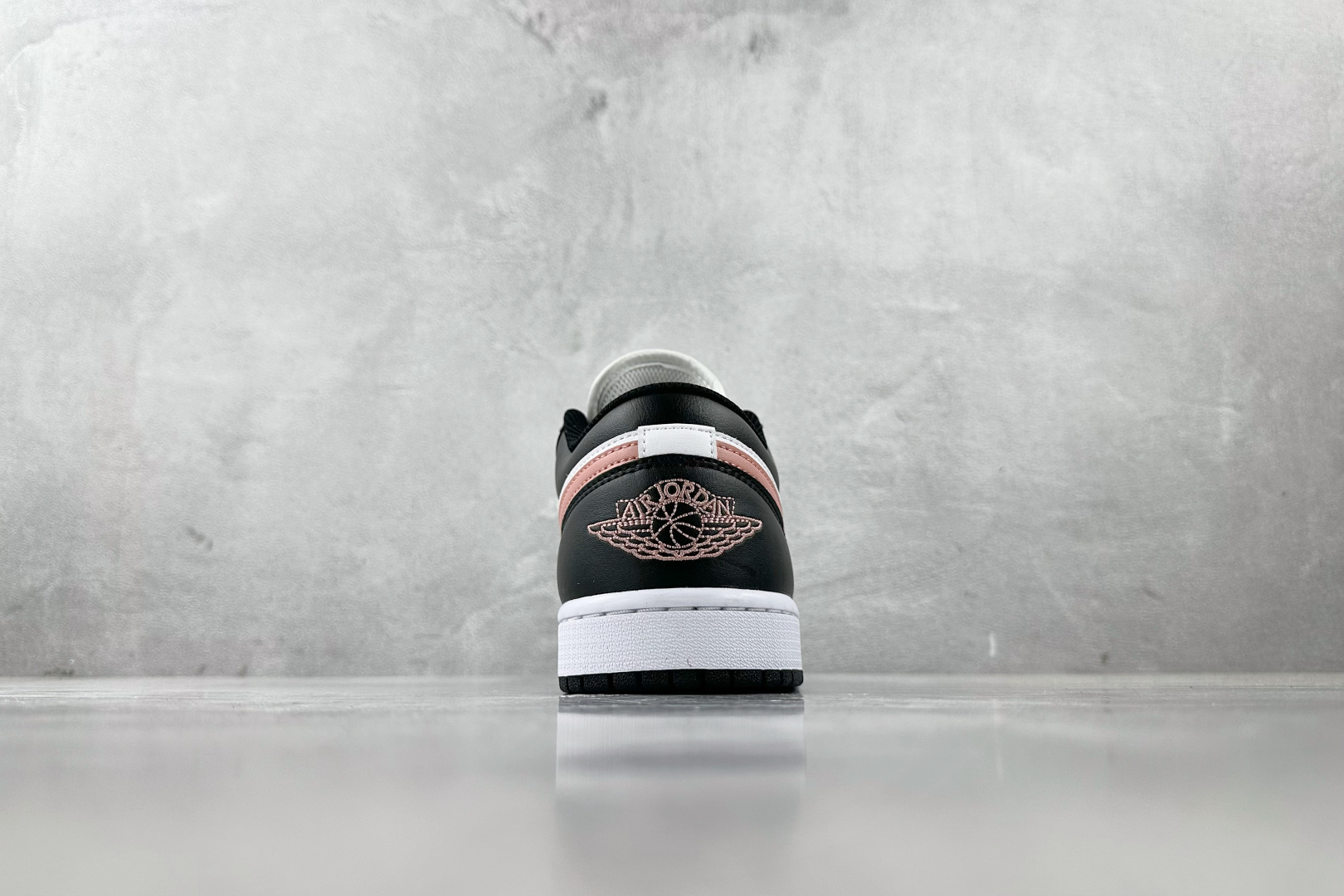 VT 
外贸批次  Jordan Air Jordan 1 Low 黑粉

货号：-165
尺码：36 