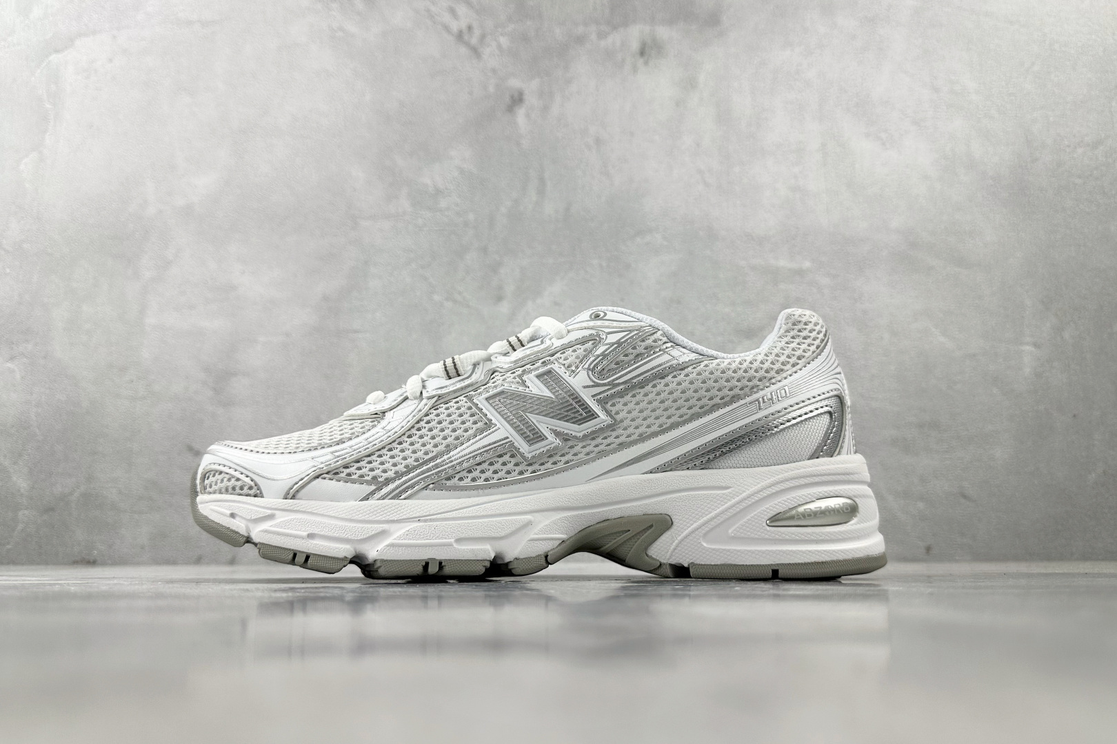 DT 
New Balance NB 740 白色

货号：U740WM2
尺码：36 36.5 37 
