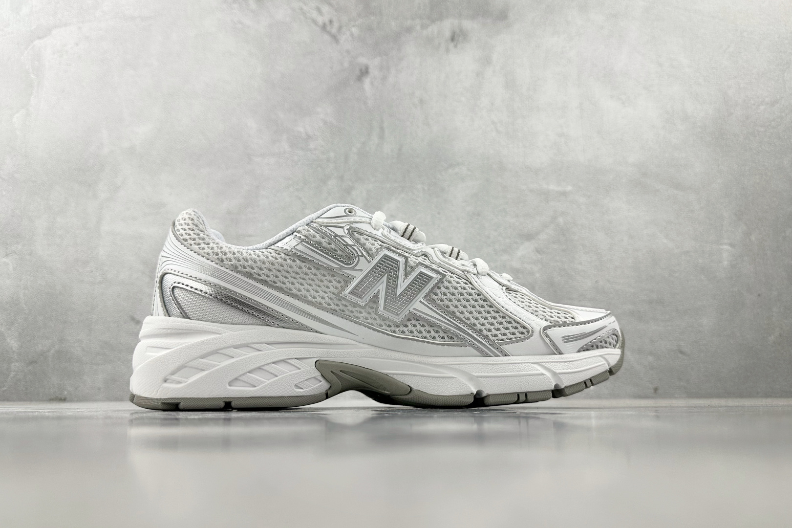 DT 
New Balance NB 740 白色

货号：U740WM2
尺码：36 36.5 37 