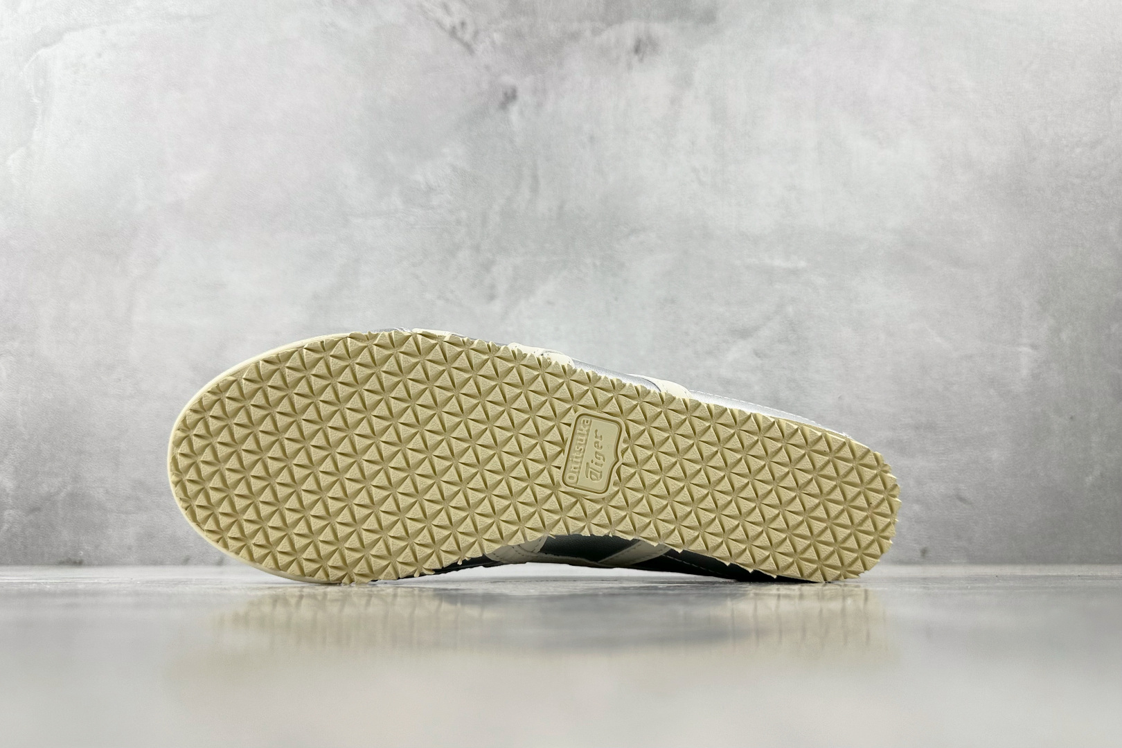 WS 
平台爆款 Onitsuka Tiger鬼塚虎 MEXICO 66 银色

货号：1183B566