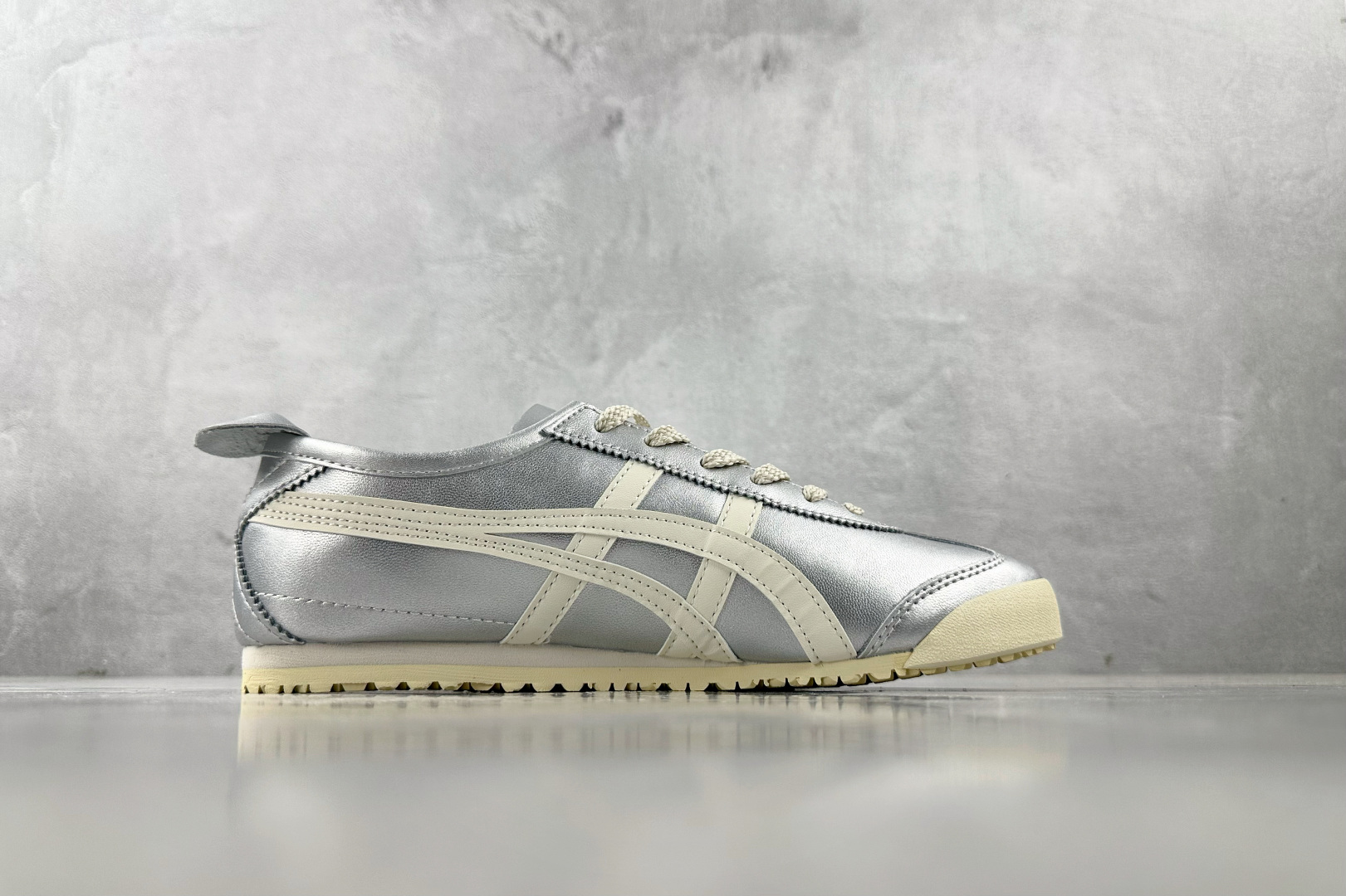 WS 
平台爆款 Onitsuka Tiger鬼塚虎 MEXICO 66 银色

货号：1183B566
