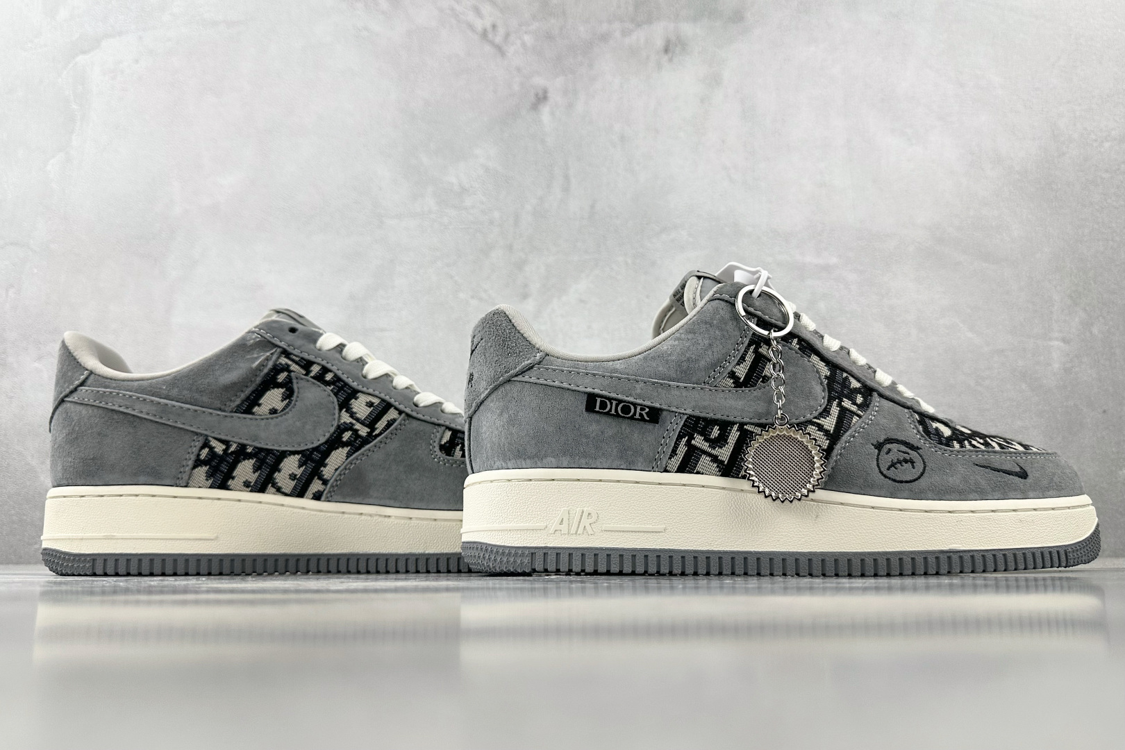 XC 
Nike Air Force 1'07  DIOR 联名 灰色

货号：KK1988 056
尺