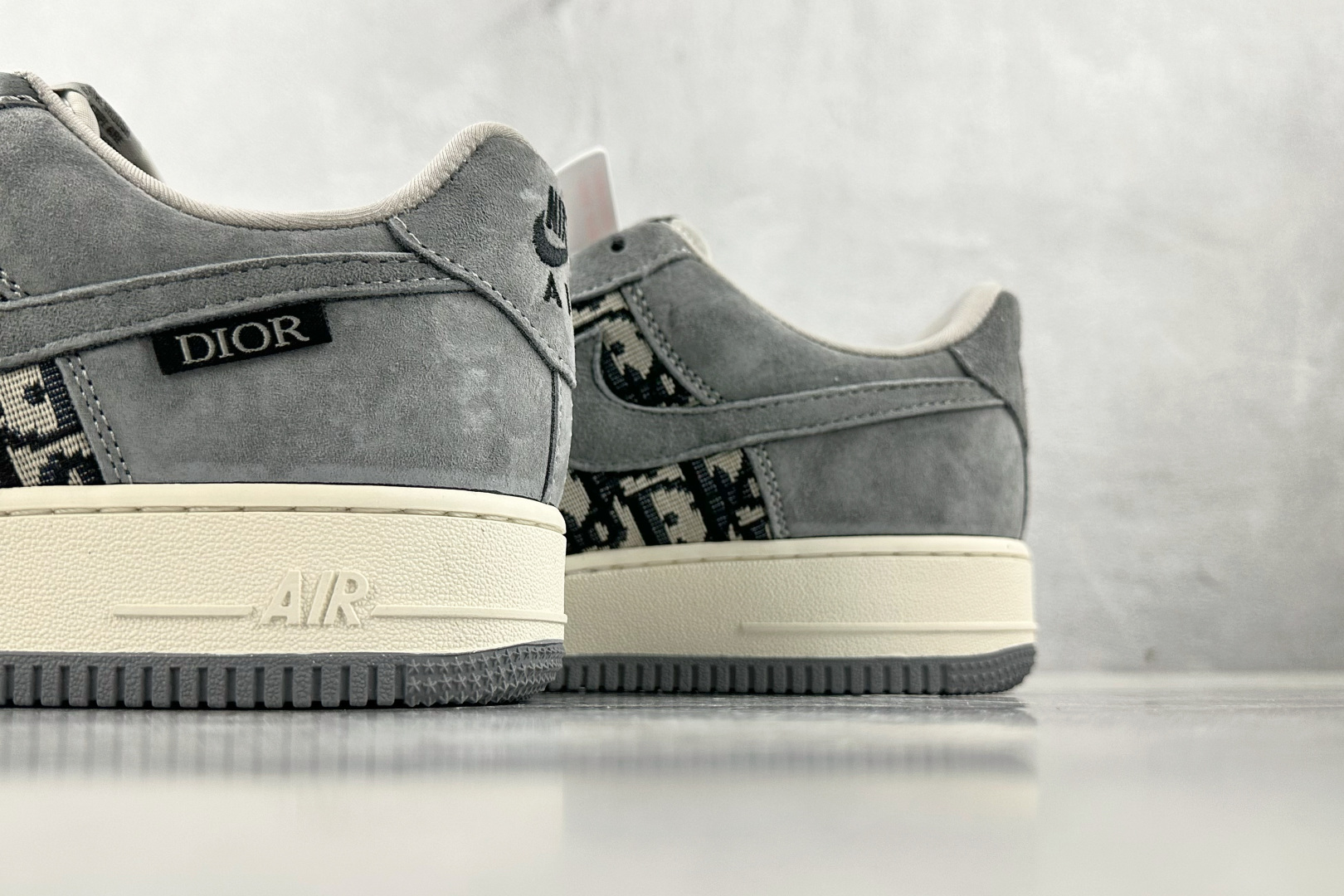 XC 
Nike Air Force 1'07  DIOR 联名 灰色

货号：KK1988 056
尺