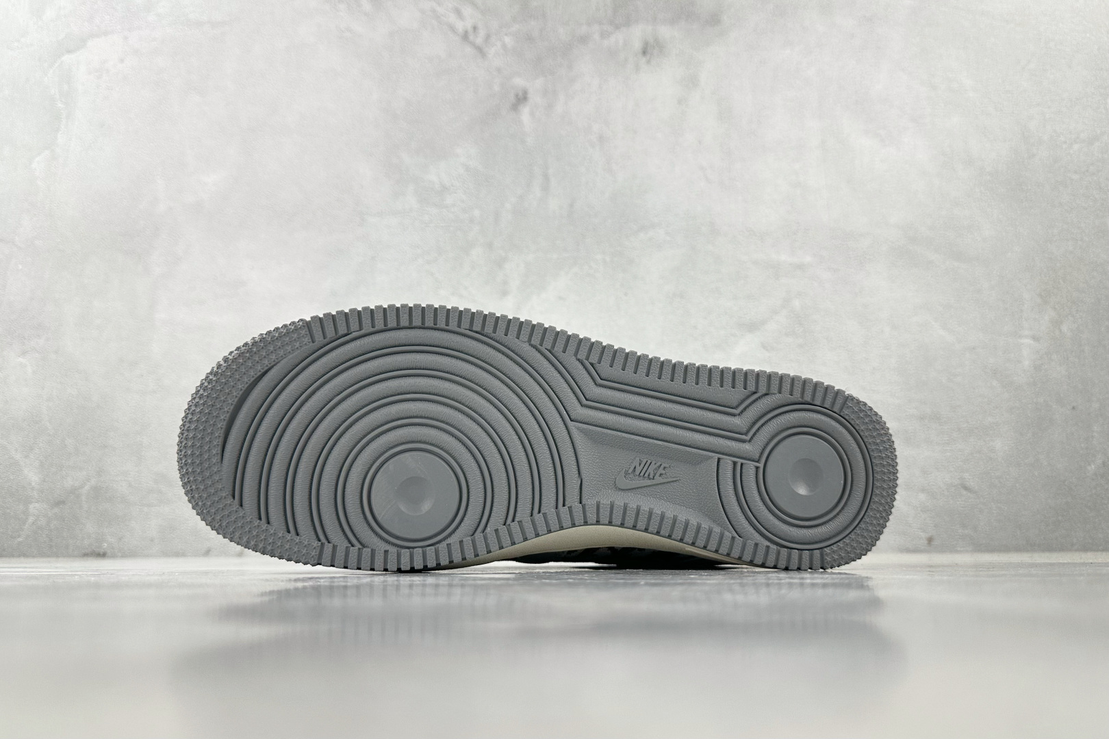 XC 
Nike Air Force 1'07  DIOR 联名 灰色

货号：KK1988 056
尺