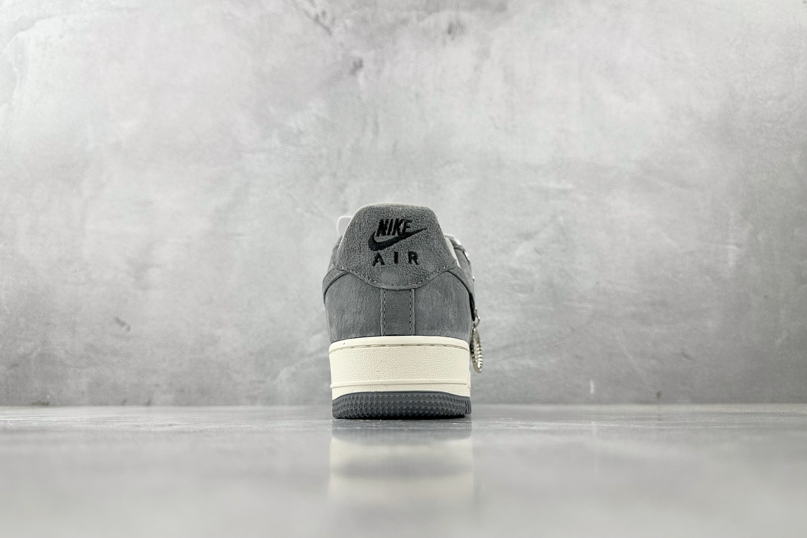 XC 
Nike Air Force 1'07  DIOR 联名 灰色

货号：KK1988 056
尺