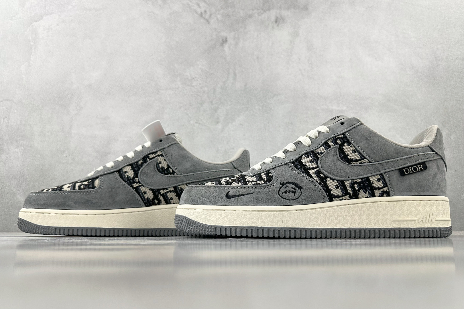 XC 
Nike Air Force 1'07  DIOR 联名 灰色

货号：KK1988 056
尺