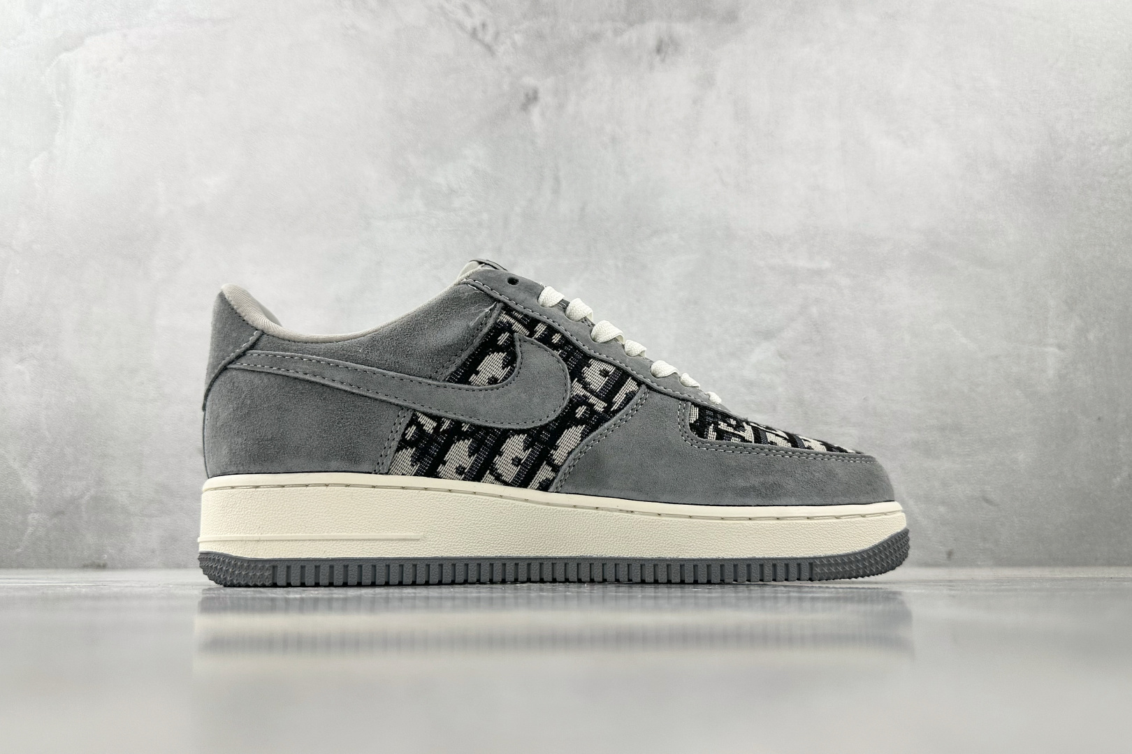XC 
Nike Air Force 1'07  DIOR 联名 灰色

货号：KK1988 056
尺
