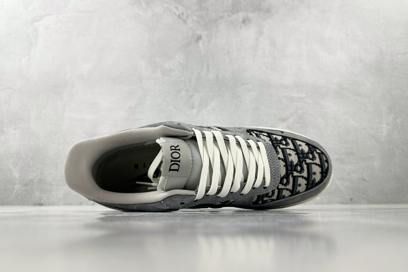 XC 
Nike Air Force 1'07  DIOR 联名 灰色

货号：KK1988 056
尺