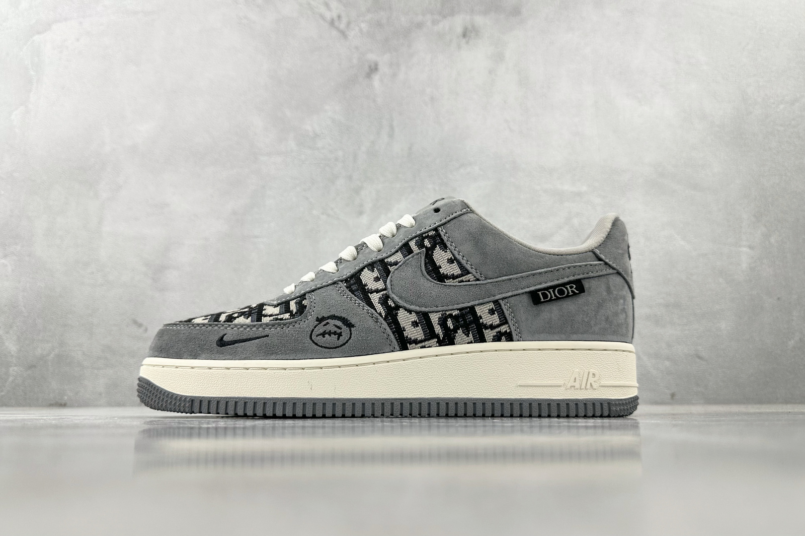 XC 
Nike Air Force 1'07  DIOR 联名 灰色

货号：KK1988 056
尺