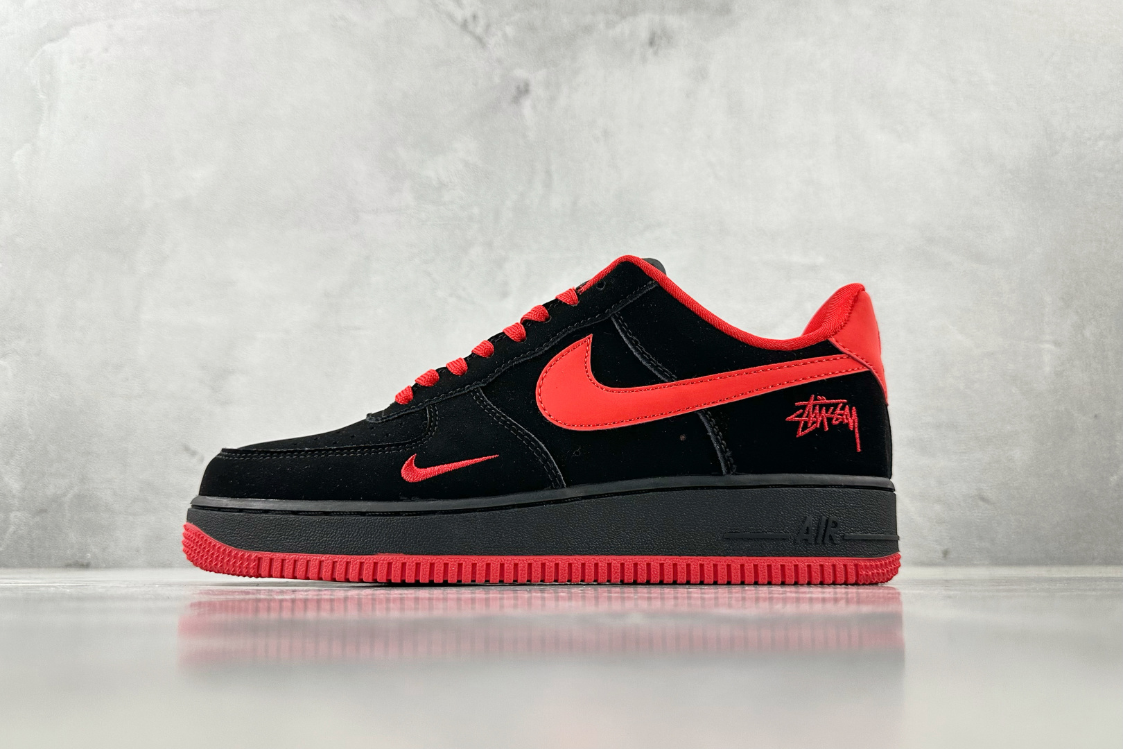 XC 
Nike Air Force 1'07  斯图西 联名 黑红

货号：DF0188 044
尺码