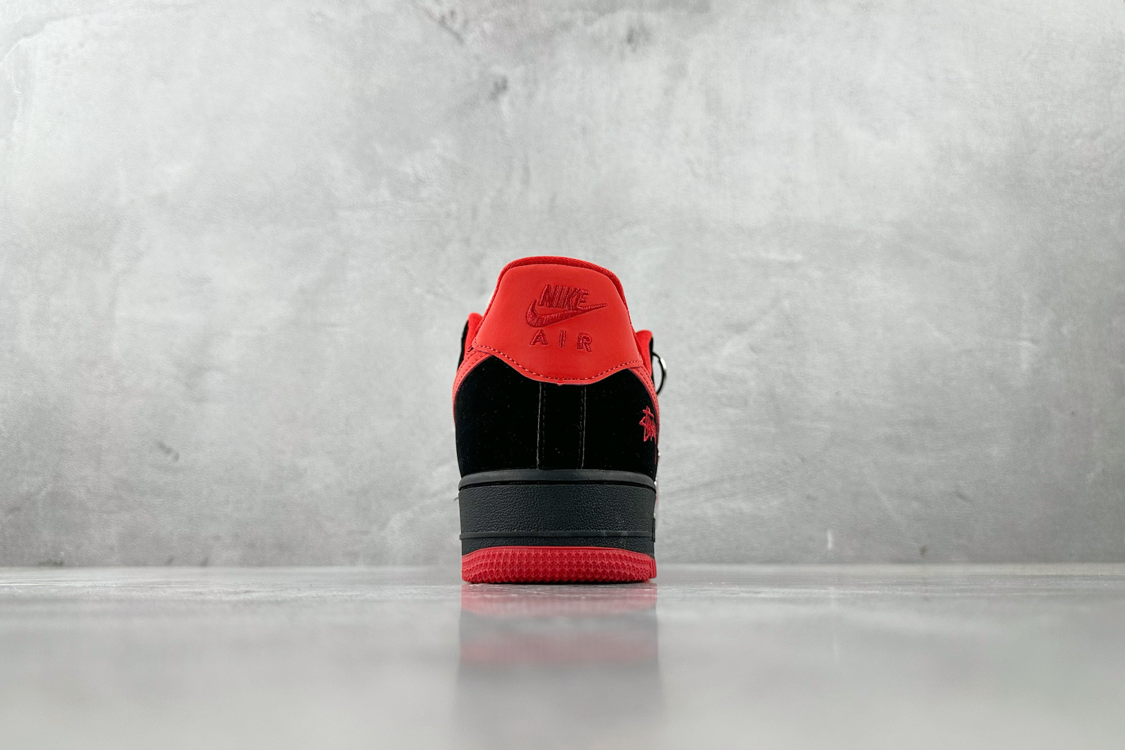 XC 
Nike Air Force 1'07  斯图西 联名 黑红

货号：DF0188 044
尺码