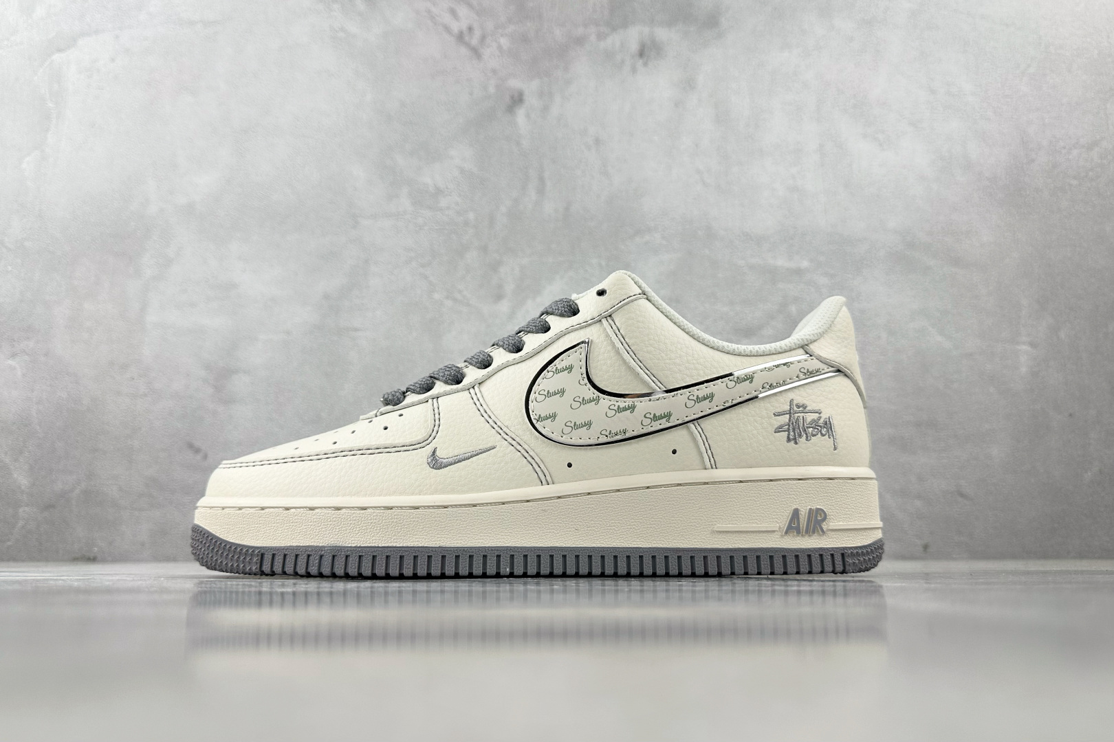 XC 
Nike Air Force 1'07  斯图西 联名 米白

货号：HH7518 041
尺码