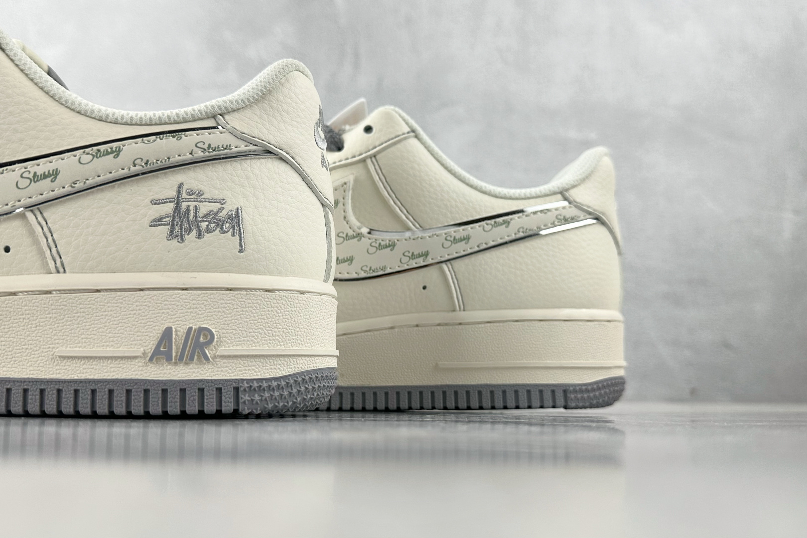 XC 
Nike Air Force 1'07  斯图西 联名 米白

货号：HH7518 041
尺码