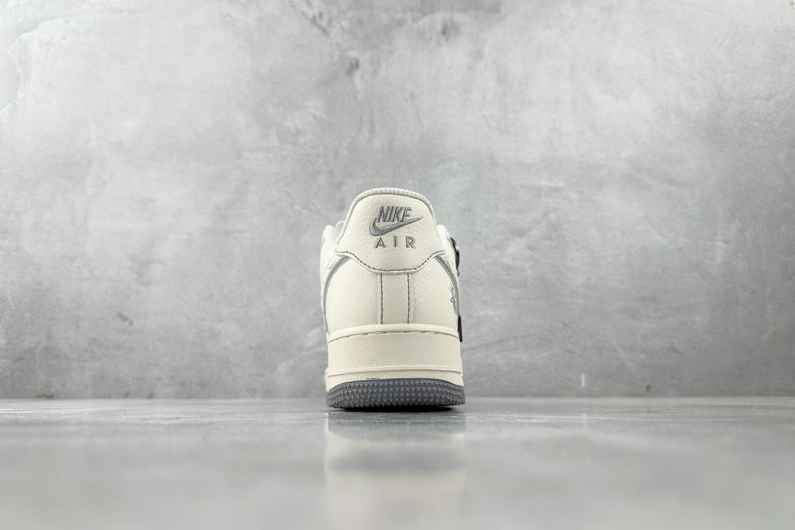 XC 
Nike Air Force 1'07  斯图西 联名 米白

货号：HH7518 041
尺码