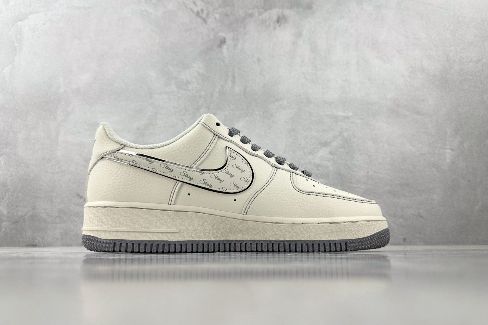 XC 
Nike Air Force 1'07  斯图西 联名 米白

货号：HH7518 041
尺码