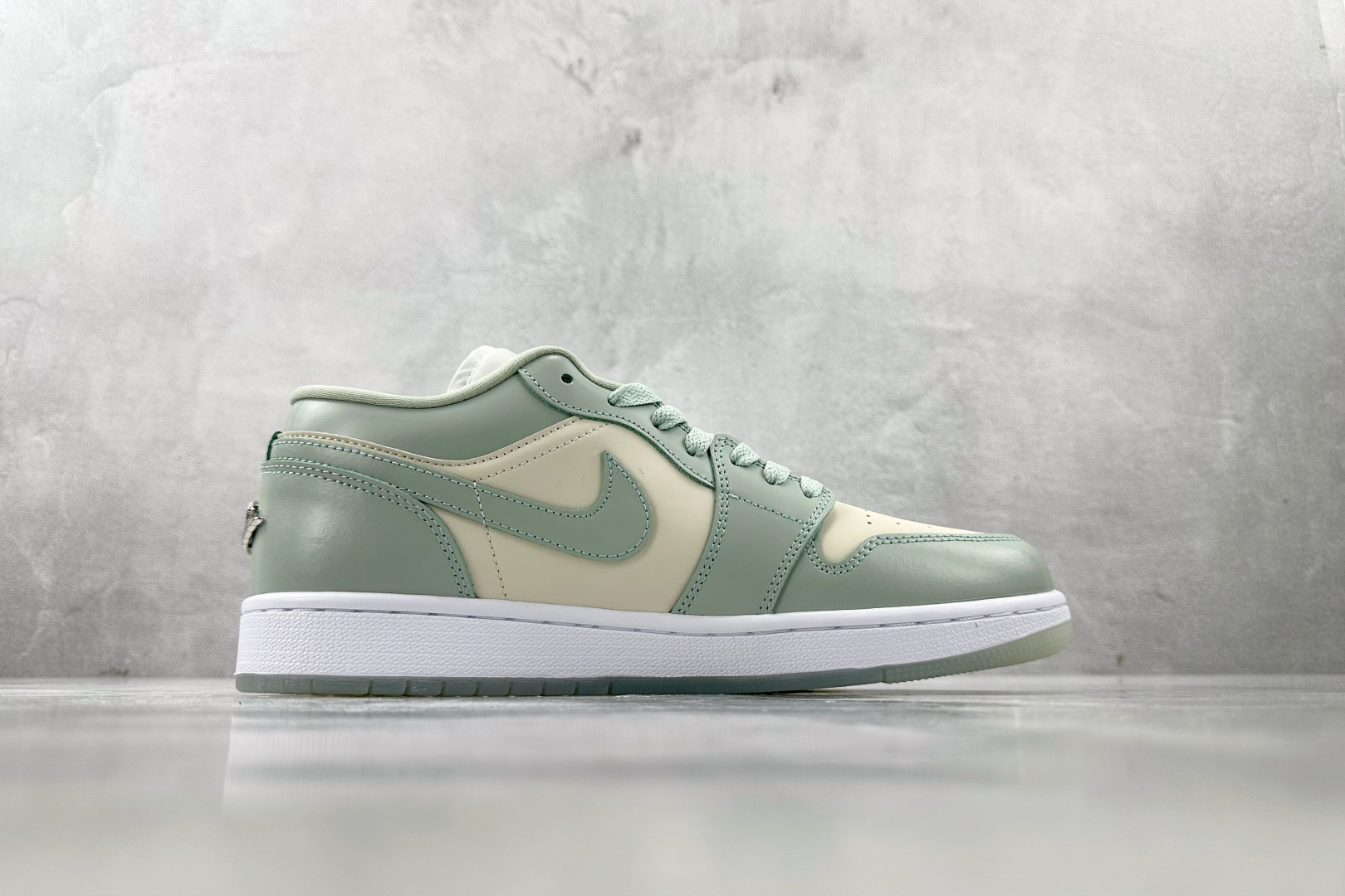 XC 
Jordan Air Jordan 1 Low SE“Seafoam”绿色

货号：HF4078