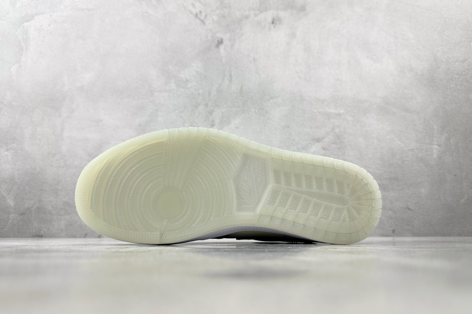 XC 
Jordan Air Jordan 1 Low SE“Seafoam”绿色

货号：HF4078